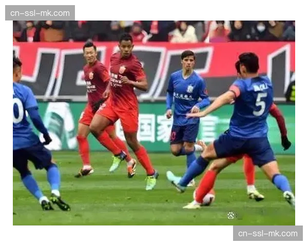 上海德比双方防守端强势,上半场均未能得分陷入僵局 上海德比双方防守端强势,上半场均未能得分陷入僵局